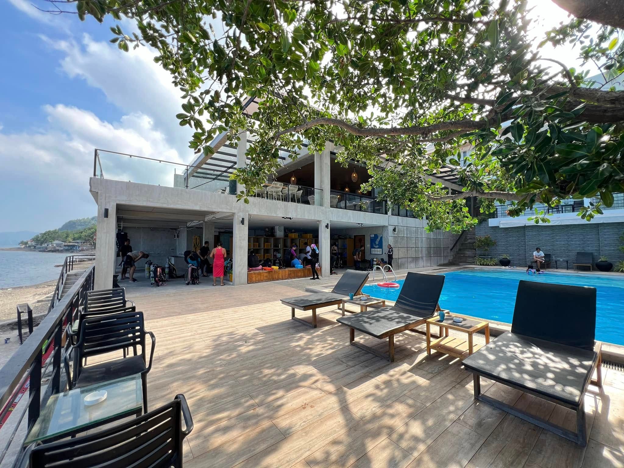 Casa Escondida pool deck and ocean view