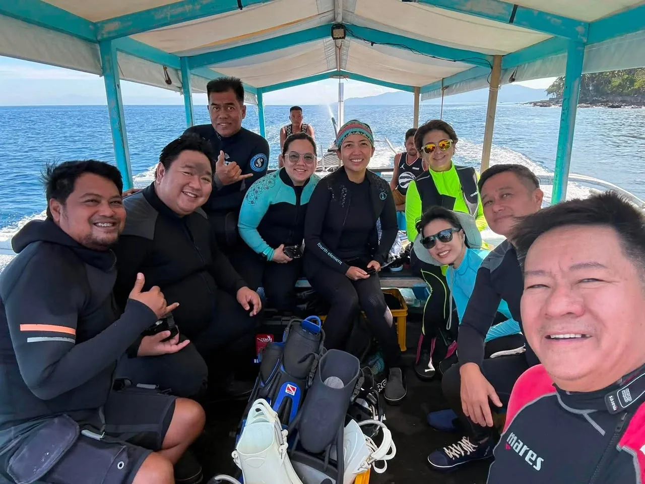 Casa Escondida dive group on the boat in Anilao