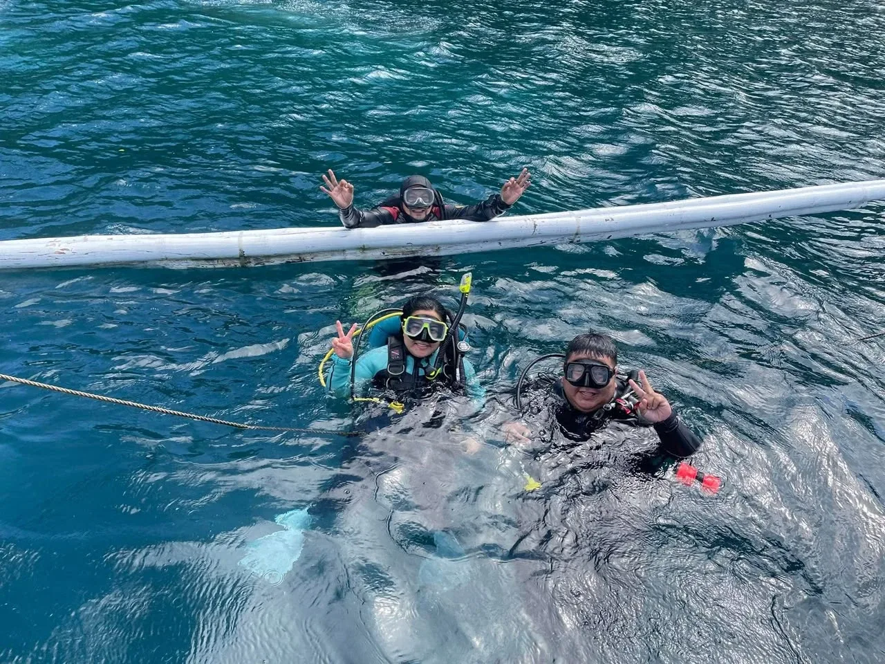 Divers surfacing at the boat in Anilao