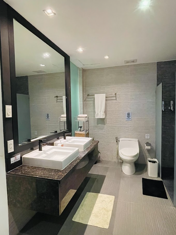 Suite with Sea View bathroom