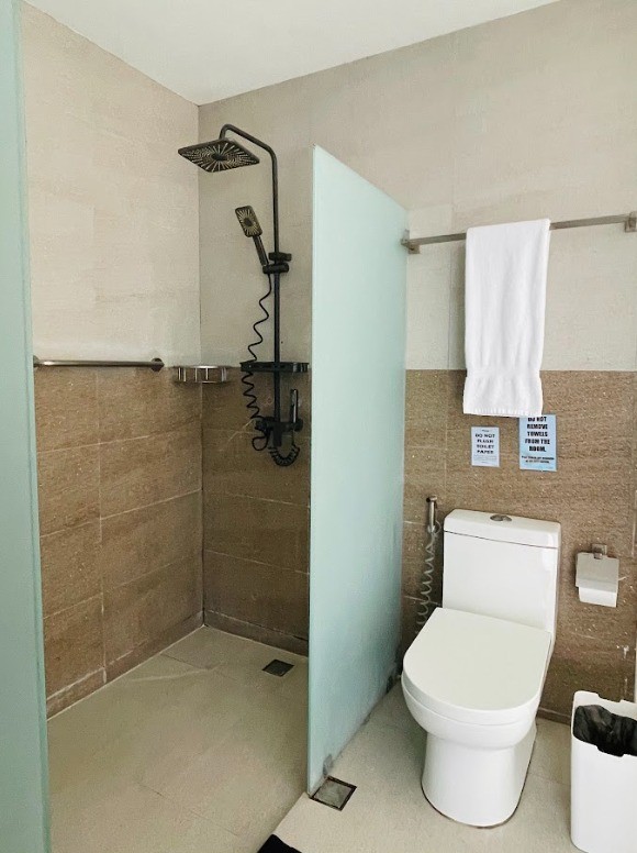 Beach Deluxe — Bathroom